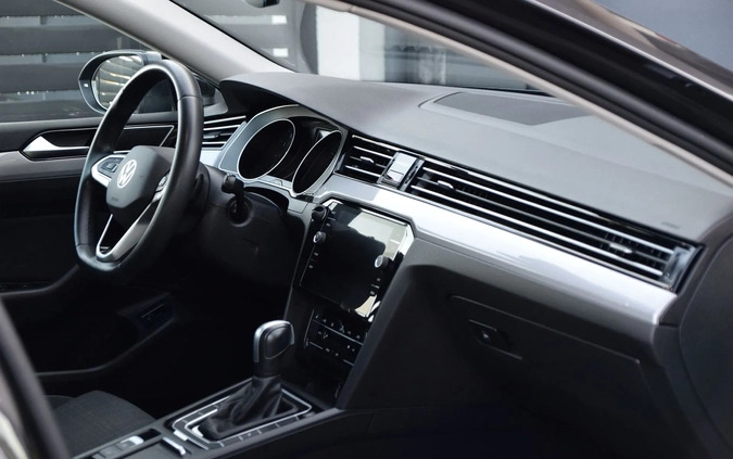Volkswagen Passat cena 87899 przebieg: 58300, rok produkcji 2021 z Warszawa małe 529